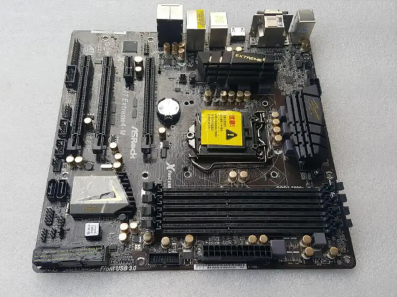 Scheda madre ASROCK Z77 Extreme4-M Intel LGA 1155 DDR3 Z77 MATX