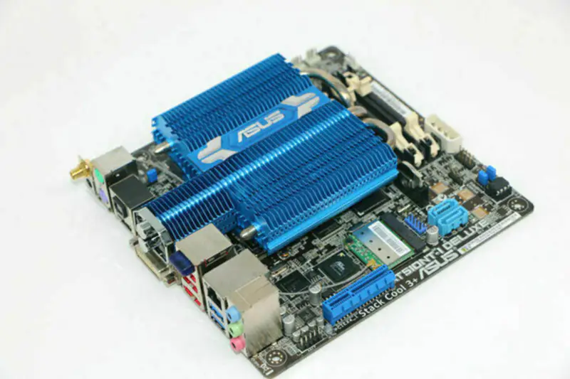 Scheda madre Asus AT5IONT-IDELUXE