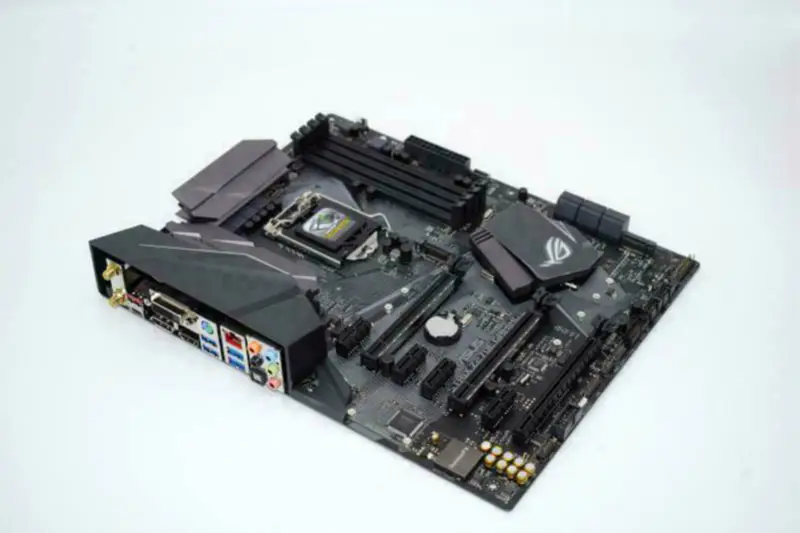 Scheda madre Asus STRIXZ270EGAMING