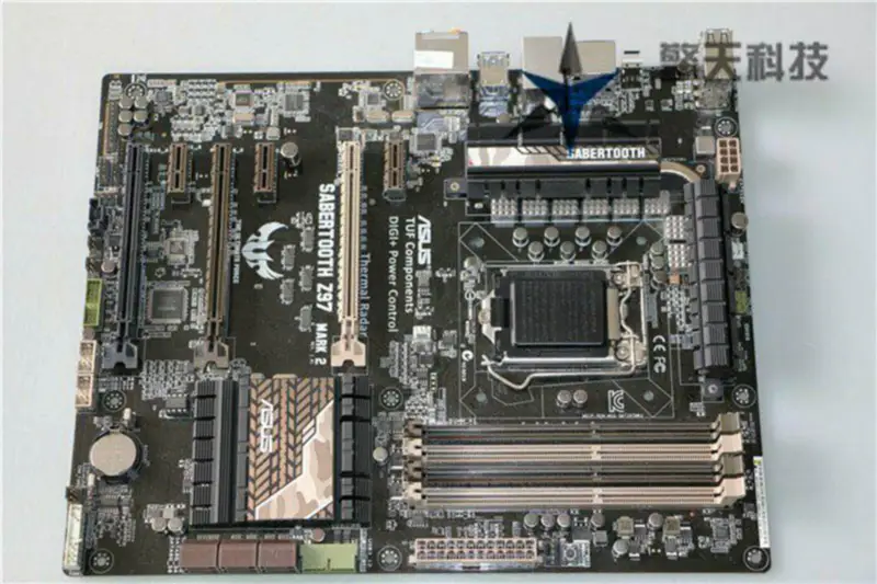 Scheda madre Asus SABERTOOTHZ97