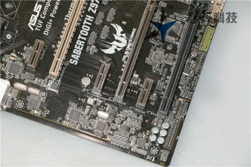 Scheda madre Asus SABERTOOTHZ97