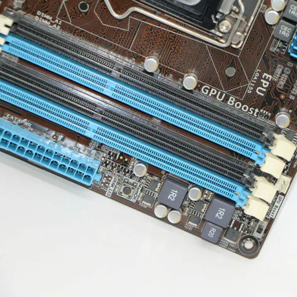 Scheda madre Asus P8BWS