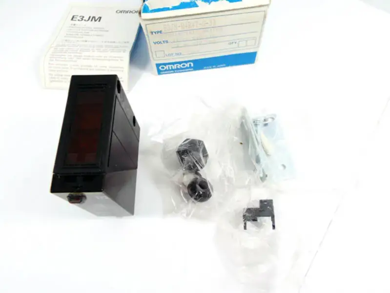 Sensore fotoelettrico OMRON E3JM-R4R4T-G-33