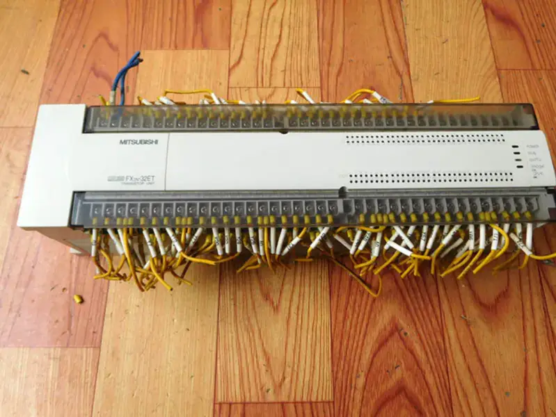 PLC Mitsubishi FX2N-128MT-001