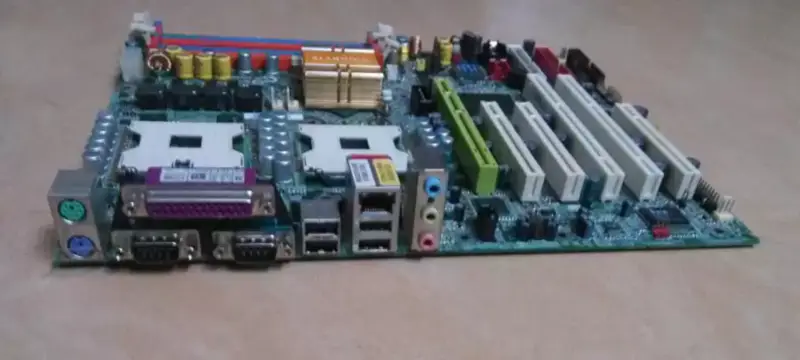 Scheda madre Gigabyte 8IKHDW