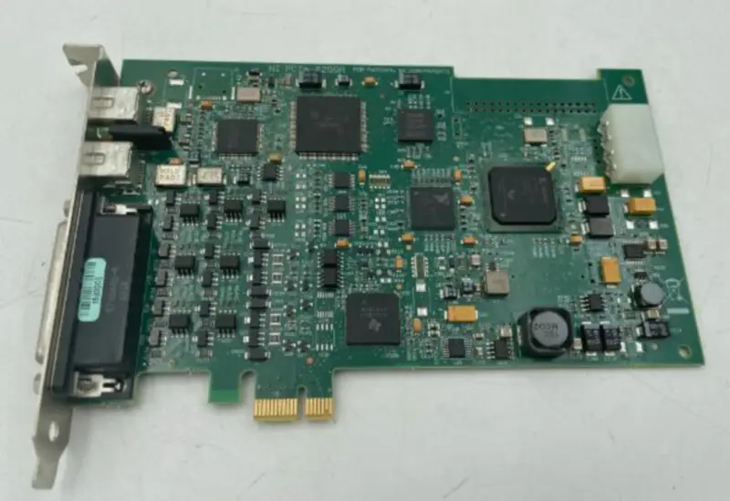 Scheda DAQ NI PCIe-8255R con interfaccia 1394B
