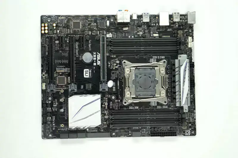 Scheda madre Asus X99-E