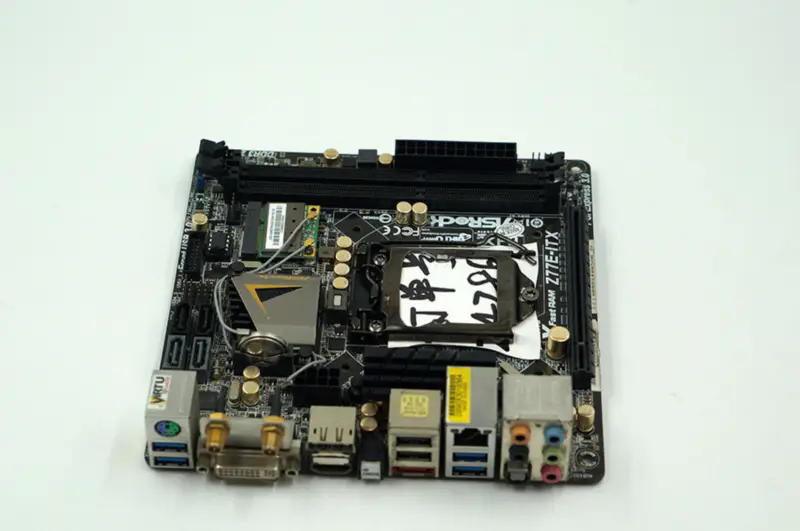 Asrock Z77E-ITX Scheda madre Z77 LGA1155 Mini-ITX